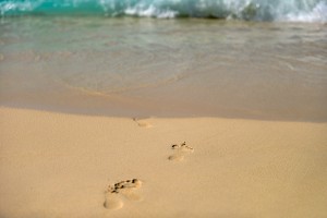 Fußspuren im Sand auf dem Weg ins Meer